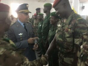 L'armée marocaine forme des parachutistes guinéens