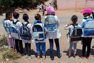 Des bâches publicitaires transformées en cartables pour les enfants défavorisés