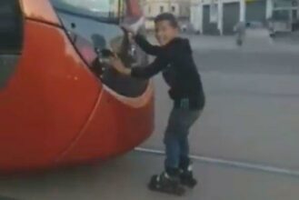 Vidéo. Un enfant accroché à un tram en marche à Casablanca