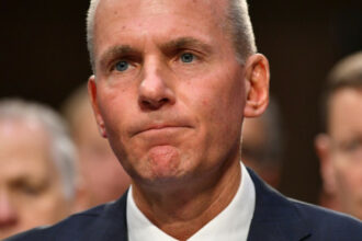 737 MAX: le patron de Boeing ne convainc pas au Congrès américain