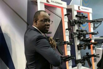 Chars d'assaut et kalachnikovs: la Russie étale ses armes pour séduire l'Afrique