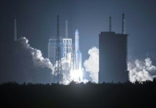 Pékin lance une fusée Longue Marche-5, étape cruciale pour une mission sur Mars