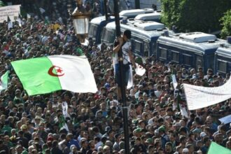 Algérie: un ex-fidèle de Bouteflika élu président mais le &ldquo;Hirak&rdquo; continue