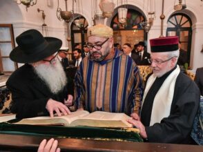 Le Roi se rend à Bayt Dakira, espace de la mémoire judéo-marocaine à Essaouira