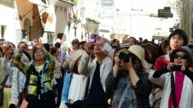 Faux guides chinois: la réaction du ministère du Tourisme jugée inadaptée