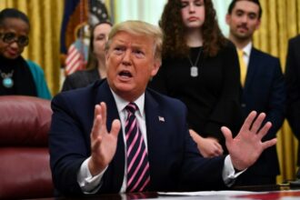 Avec pompe et gravité, le procès en destitution de Trump a débuté