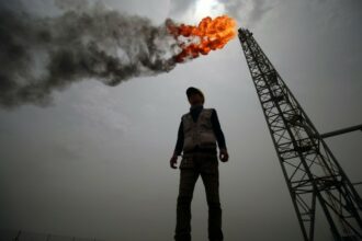 Les prix du pétrole s’effondrent à près de 35 dollars