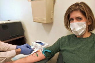 Des rescapés du Covid-19 donnent leur plasma pour sauver des vies