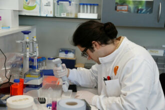 Covid: Plus de 130 thérapies à l'étude selon l'industrie pharmaceutique