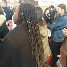 Emmanuel Macron devant le stand Maroc au salon du livre