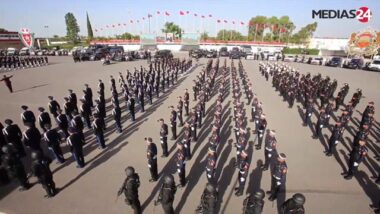 Vue aérienne de la présentation des différentes unités de police Le show est pour fêter les 61 ans de la sûreté nationale.