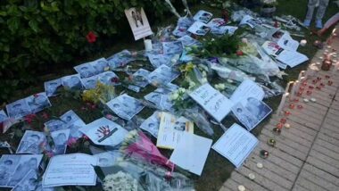 Live: Ambassade de Norvège: Rassemblement de recueillement à la mémoire des deux touristes scandinaves.