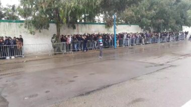 Live: Ambiance du public Rajaoui devant le guichet de vente des billets du match du RAJA - AS VITA au complexe l'oasis.