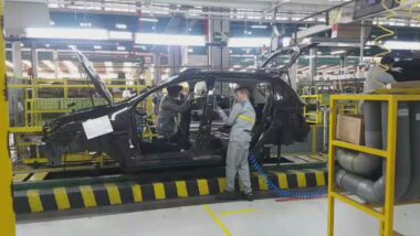 En direct. Conseil national de l'entreprise : visite de l'usine Somaca