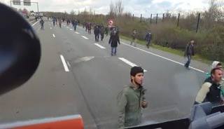 Manifestement agacé par les hommes qui tentent de grimper dans les remorques pour rejoindre l'Angleterre, un chauffeur hongrois se filme en train de s'élancer au volant de son camion sur des migrants qui marchaient le 25 novembre au bord de l'A216.