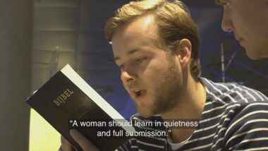 EXPERIENCE. Deux blogueurs néerlandais ont dissimulé une Bible sous la couverture d'un Coran, et sont allés en lire les passages les plus affreux à des passants dans la rue…