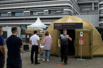 Virus: l'OMS redoute deux millions de morts, appels à un accès libre aux vaccins