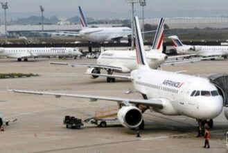 Air France estime à 2 800 personnes son sureffectif pour 2014