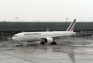 Air France: direction et syndicats examinent les 2.800 suppressions de postes