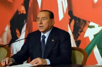 Italie: Berlusconi restera « très puissant », même hors du Parlement
