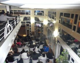 Raja-Auckland vu dans un café de Casablanca