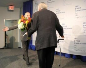 Caché des nazis sous un réservoir à grain, il revoit son sauveteur 70 ans après