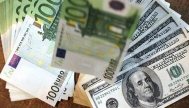 Le dollar poursuit son envolée, l'euro se replie