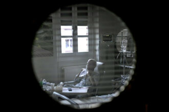 En France, la pression s'accentue sur l'exécutif face à la flambée épidémique