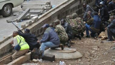 Kenya: le commando détient des otages vivants, affirment les shebab