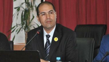 A Casa, Safir secoue Sajid et lui trace les priorités