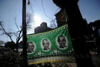 Mandela : dans un état critique, mais continue de réagir au traitement