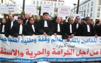 Les avocats manifestent devant le Parlement contre la Charte de la Justice