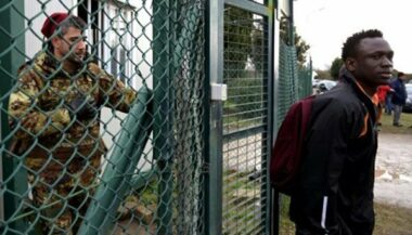 Loi anti-migrants: Polémique après la fermeture d'un centre d'accueil en Italie