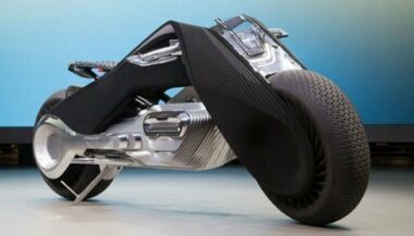 BMW: La moto du futur s'auto-équilibre et nul besoin de casque