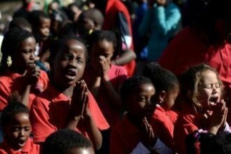 La santé de Mandela s'est améliorée, mais reste critique