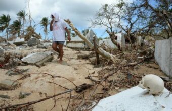 Philippines: A Hernani, le vent et la mer ont déterré les morts
