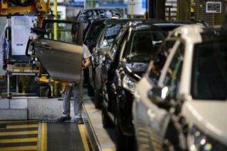 En France, PSA et Renault confirment leur reprise