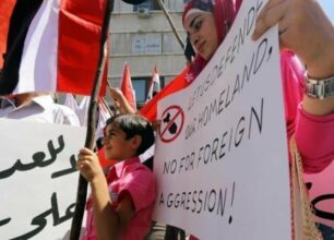 Frappes en Syrie: Assad menace de représailles