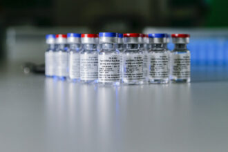 Le Serum Institute of India fabriquera 300 millions de doses de vaccin Spoutnik V par an