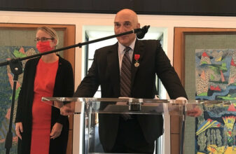 Mostafa Terrab reçoit les insignes d'officier de la Légion d'Honneur