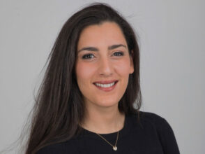 Qui est Sarah Mezouar, cette jeune qui intègre le monde du conseil en influence?