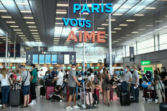 France: les acteurs du tourisme demandent des tests rapides dans les aéroports