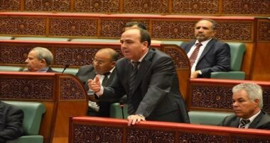 Quand Hakim Benchammas déclame des vers satiriques à la Chambre des Conseillers