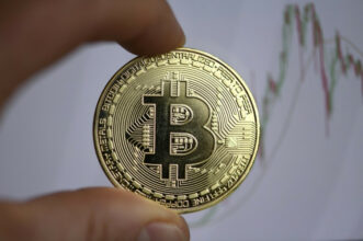 Le Bitcoin atteint un nouveau sommet et dépasse 52.000 dollars