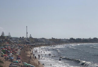 Ruée sur la plage de Bouznika après la fermeture des plages de Skhirat et Témara