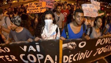 Brésil: 50.000 manifestants à Sao Paulo, la présidente rencontre Lula