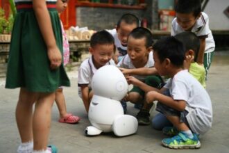 En Chine, les robots débarquent à la maternelle