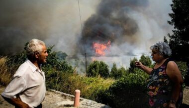 Lourd bilan de la canicule en Europe, le feu menace une ville au Portugal