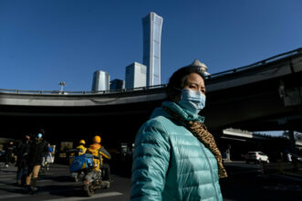 Covid-19 : la Chine dénonce les restrictions imposées par plusieurs pays aux Chinois