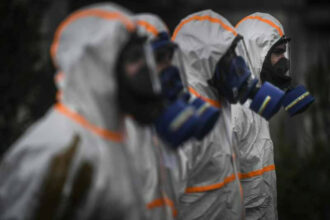 Le coronavirus asphyxie l'économie mondiale, espoir d'un traitement efficace